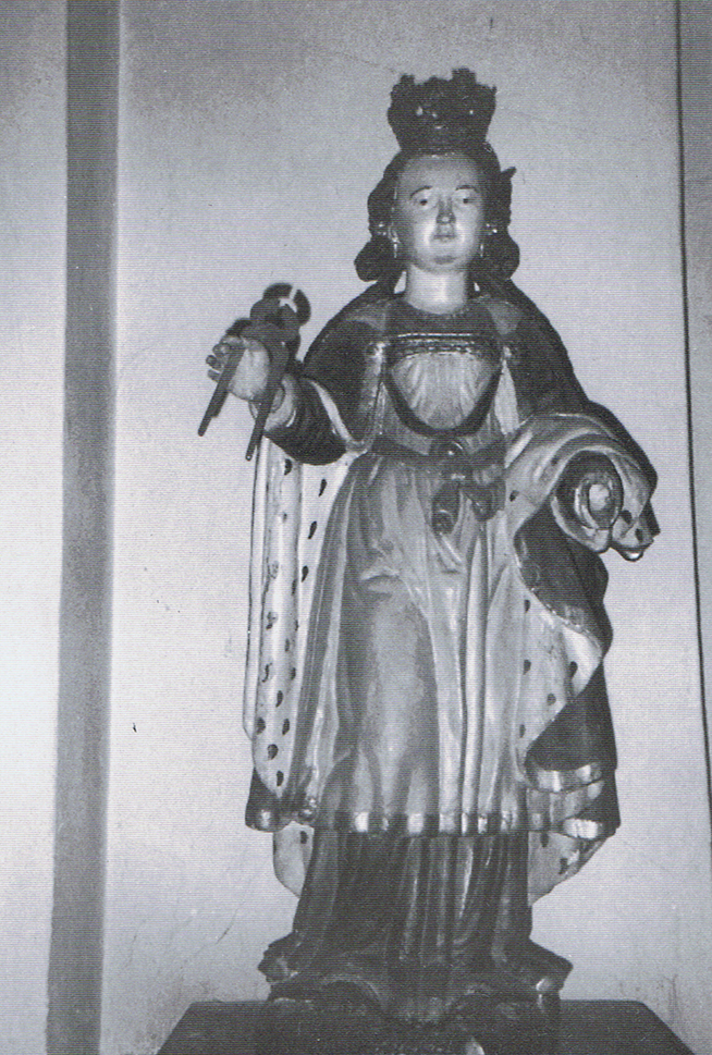 Het verdwenen Apolloniabeeldje (17e eeuw) uit de Sint-Lambertuskerk te Zelem. Zie ook de tang in haar rechterhand, het tuig waarmee ze gemarteld werd.