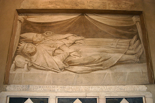 Fresco van het graf van Bernard van Itali&euml; tesamen met Anselmo I de aartsbisschop van Itali&euml;. Bernard was de onwettige zoon van Pippijn van Itali&euml; en werd op dertienjarige leeftijd koning van Itali&euml; na de dood vaFresco van het graf van Bernhard van Itali&euml; tesamen met Anselmo I de aartsbisschop van Itali&euml;. Bernard was de onwettige zoon van Pippijn van Itali&euml; en werd op dertienjarige leeftijd koning van Itali&euml; na de dood van zijn vader in 810. Karel de Grote erkende dit koningschap in 812.