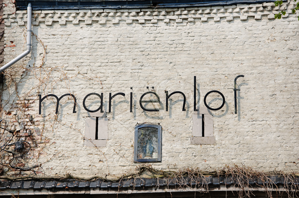 Voorzijde van de abdij van Colen "Mariënlof"