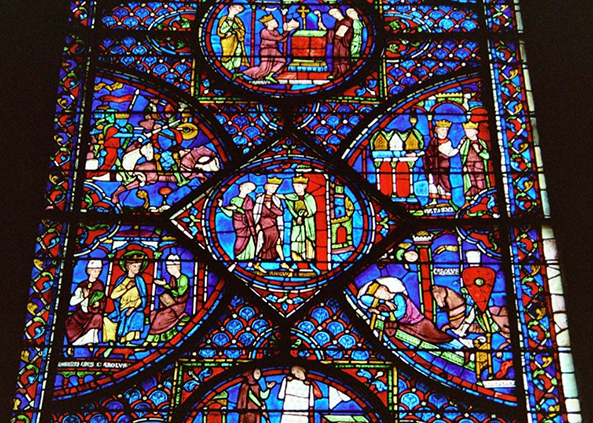 Deel van het glasraam, gewijd aan het leven van Karel de Grote, in de kathedraal van Chastres.