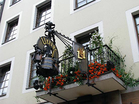 Een uithangbord markeert de ingang van de Zum Uerige-brouwerij en -schenkerij in Düsseldorf. Het kenmerkende bier van de stad is Altbier.