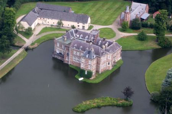 Kasteel Vogelsanck in vogelperspectief.