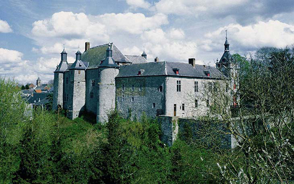 Het versterkt kasteel van Ecaussinnes werd in de 12e eeuw gebouwd door Boudewijn V, graaf van Henegouwen.