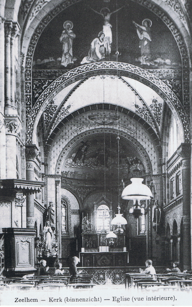 Binnenzicht van de kerk omstreeks 1920, met het oude houten hoofdaltaar, de communiebank als afsluiting van het priesterkoor en de preekstoel links vooraan tegen de eerste pilaar in het schip van de kerk. Zie ook naar de mooie muur- en plafondschilderingen.