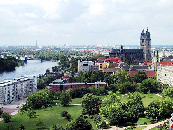 De stad Maagdenburg aan de Elbe beschikte over een versterkt bruggehoofd om hen te beschermen tegen invallen van de Denen.