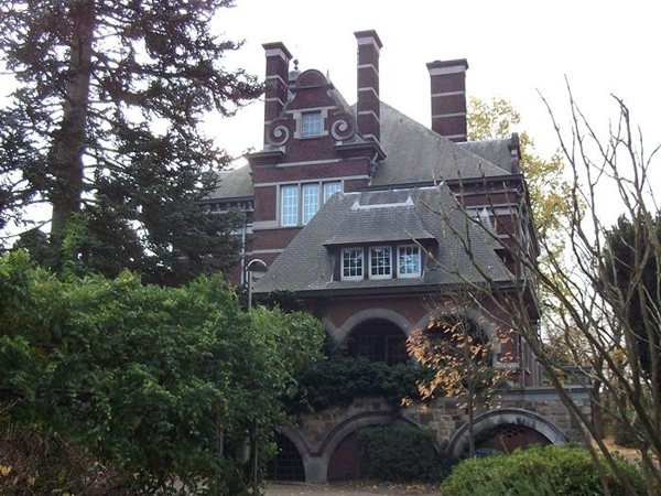 De voormalige directeurswoning is een kasteeltje in een domein van 5 ha. Het doet nu dienst als restaurant.
