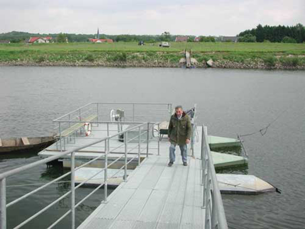 Aanlegsteiger van het voetveer te Uikhoven.