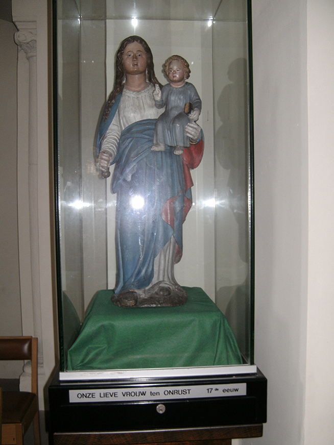 Het beeldje van O.L.V. van Onrust bevond zich vroeger in de gelijknamige kapel (in de volksmond gekend als Tutterkapel) voor het Sint-Jansbergklooster. Het is een 17e eeuws beeld (onder stolp achteraan de kerk).