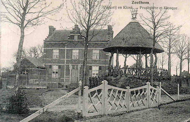 De oude kiosk, waar vroeger de Apolloniakapel stond, links de pastorie. De huidige parking tussen de kerk en de kiosk was het oude kerkhof, ook in de Apolloniakapel werden vooraanstaanden begraven.
