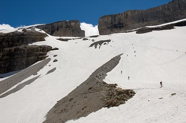 De Pas boven Roncesvalles waar Roeland de dood vond. De inham in de rotswand zou volgens de legende uitgehakt zijn door Roeland zelf met zijn zwaard Durendal (wat hoogst onwaarschijnlijk is).