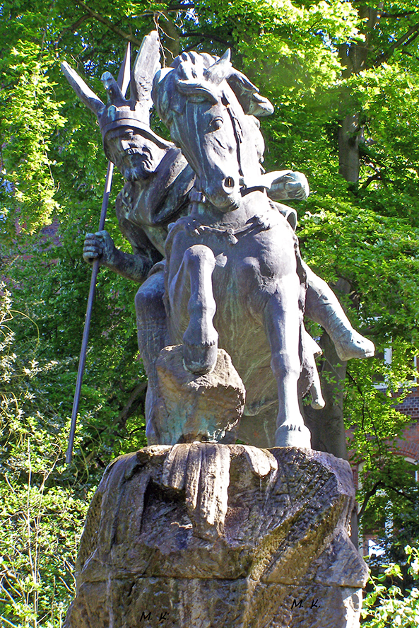 Widukind, hier een standbeeld te Herford (Noordrijn-Westfalen), was Hertog van Saksen en kwam in opstand tegen Karel de Grote in 778.