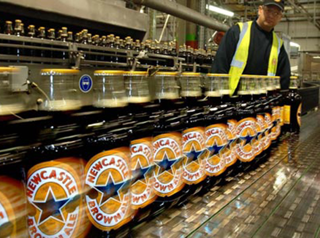 Vullijn van het beroemde Newcastle Brown Ale in brouwerij Newcastle Federation, Gateshead, Tyne and Wear, Engeland.