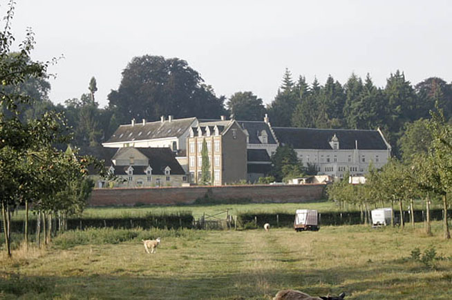 Foto van het imposante sint-jansbergcomplex met de ommuring